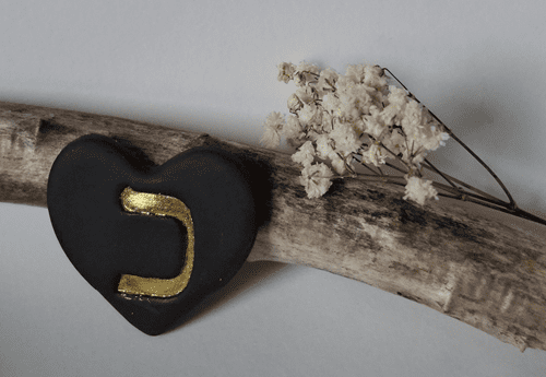Bijoux - modèle - cœur - argile - lettre hébraïque - Kaf
